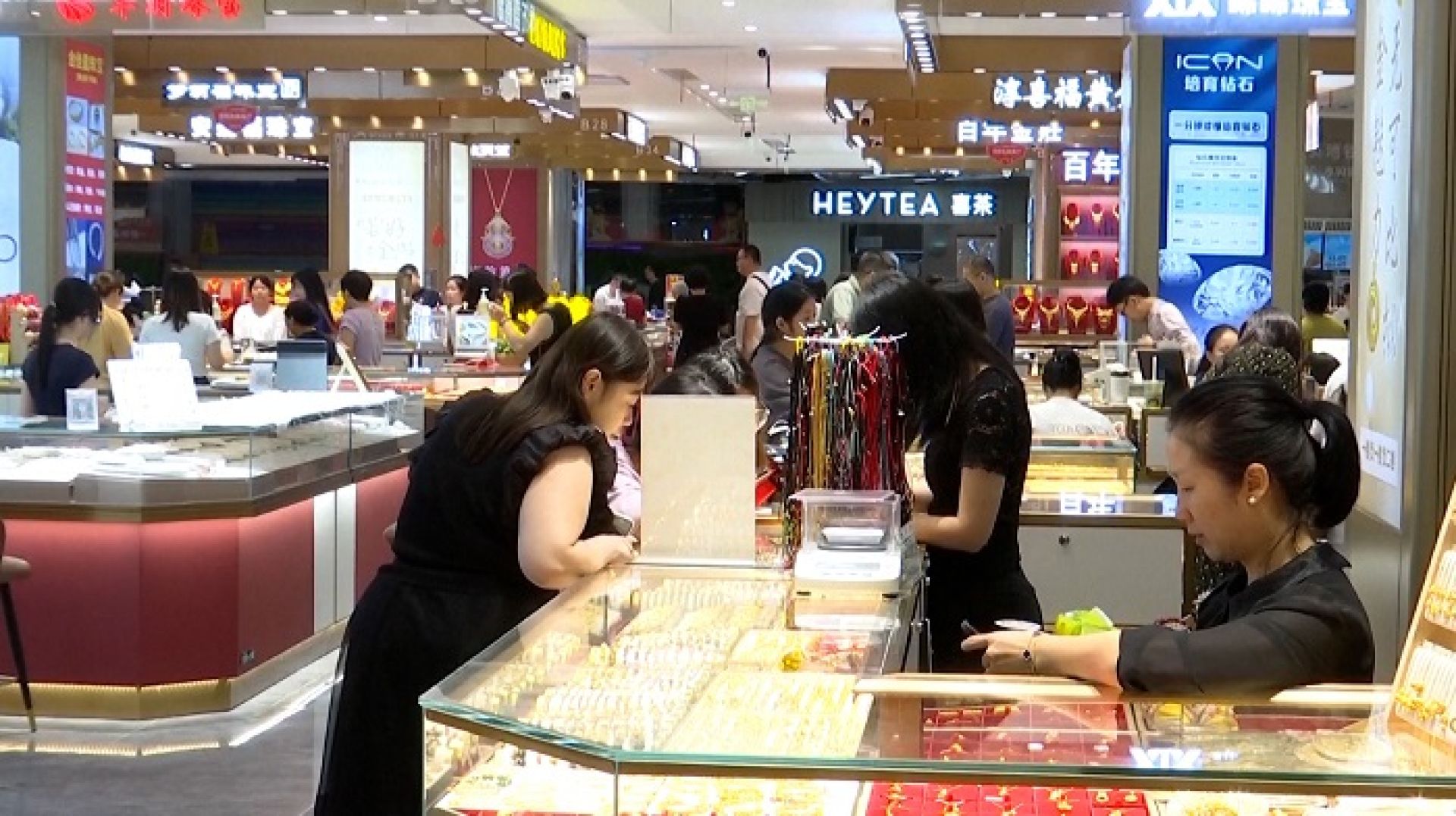 चीनमा विवाहको सिजनः सुन पसलहरु ग्राहकले भरिए